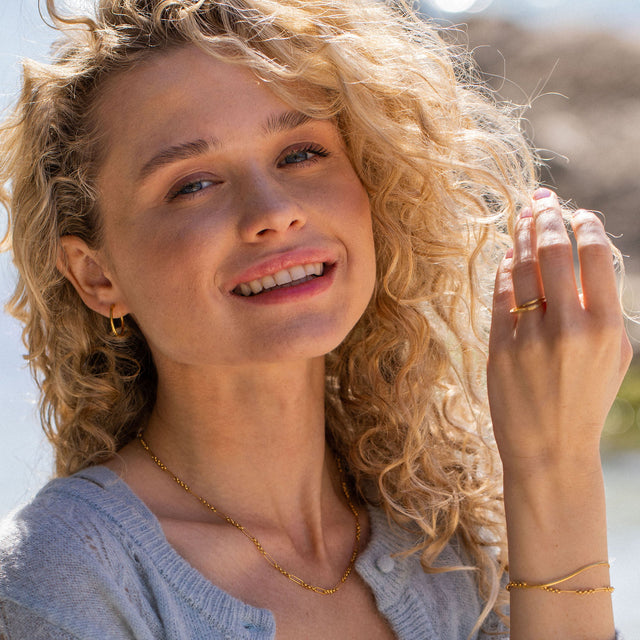 Double Match Anxiety Ring von PURELEI in goldfarbenem, gehämmertem Design, elegant am Hand getragen.