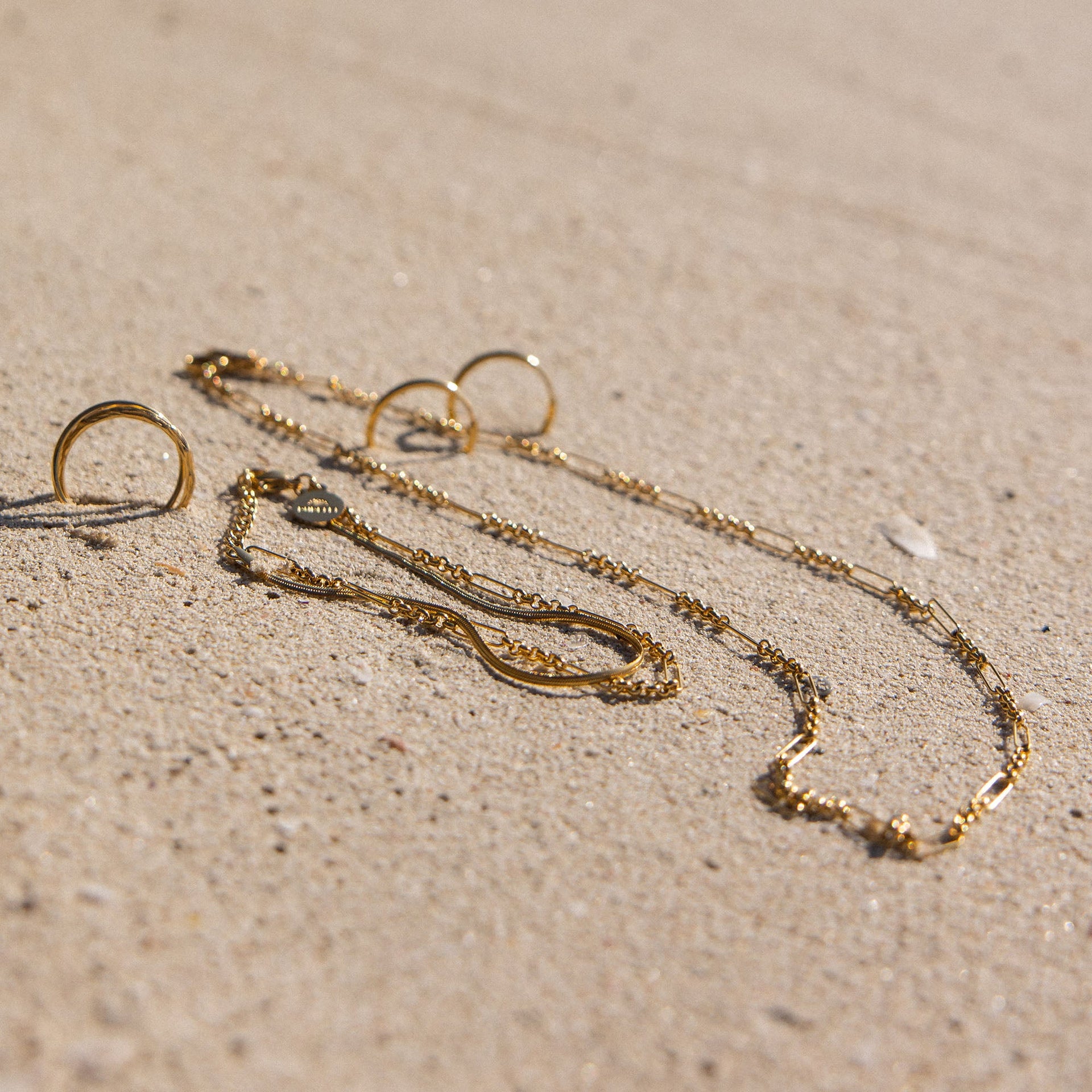Double Match Anxiety Ring von PURELEI, gehämmert, 18K Gold Edelstahl, elegant auf feinem Sand, femininer Island-Spirit
