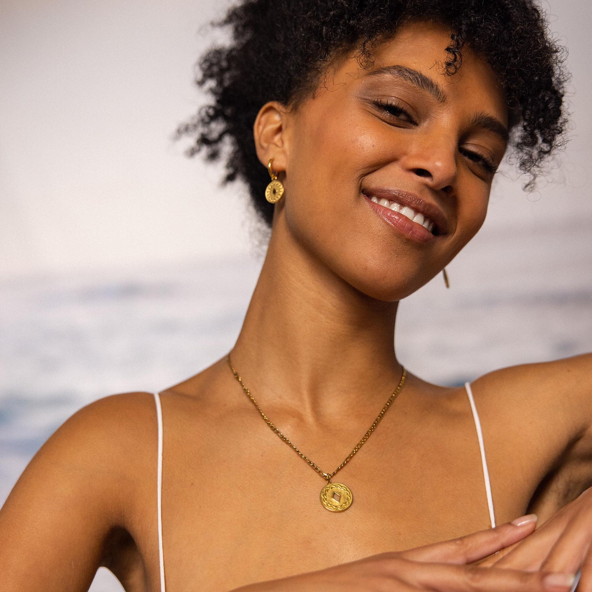 PURELEI Lolani Kette aus 18K vergoldetem Edelstahl mit gemustertem Coin-Anhänger – elegant und nickelfrei.