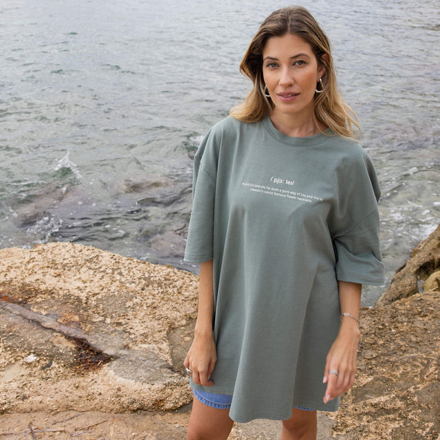 Graues T-Shirt aus Baumwolle mit lässigem Schnitt, inspiriert von PURELEI. Strandstimmung.