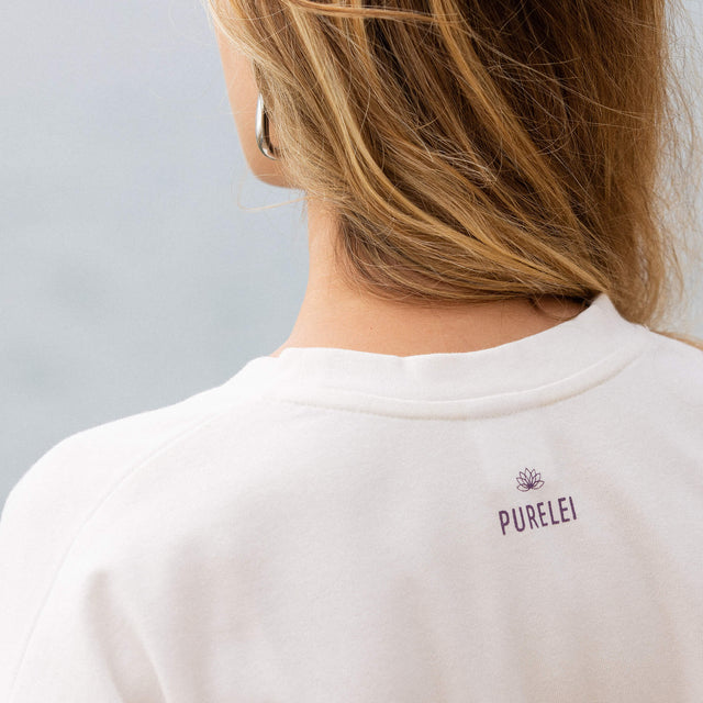 Weißes T-Shirt mit PURELEI-Logo, lässig und elegant, ideal für entspannte Tage.