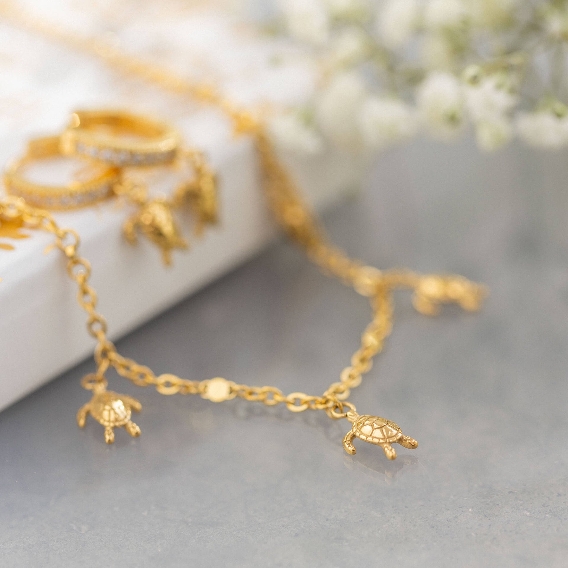 Goldene Kette mit Schildkröten-Anhängern, elegant und verspielt, von PURELEI.