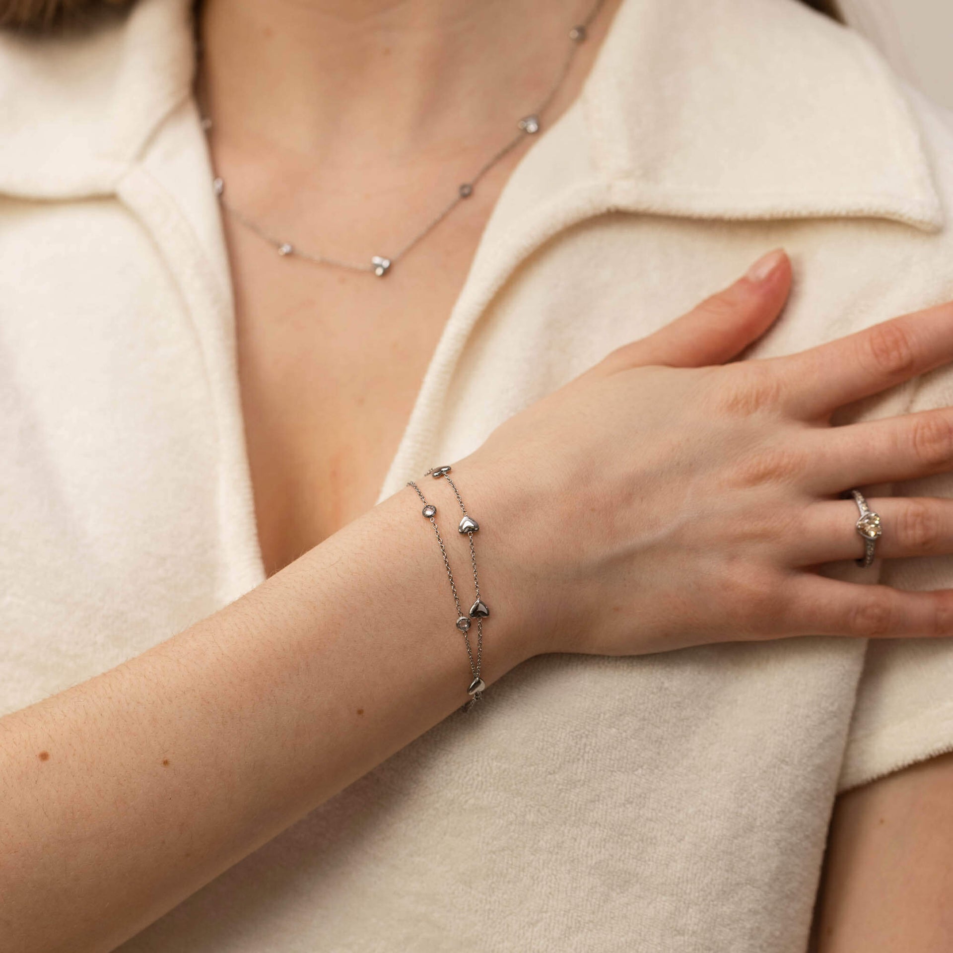 Zartes, roségoldenes Armband mit Herz-Details von PURELEI, getragen am Handgelenk.