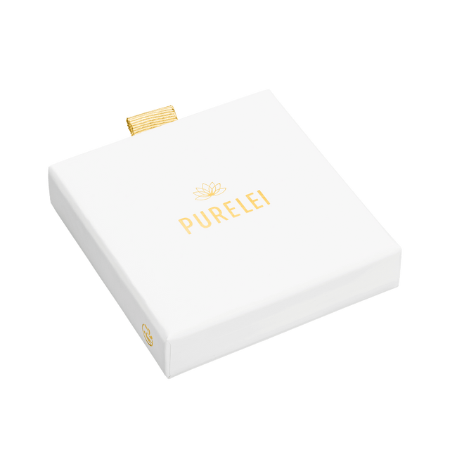 PURELEI Verpackung für die Schmetterling Kette, weiß mit goldfarbenem Logo, elegant und minimalistisch gestaltet