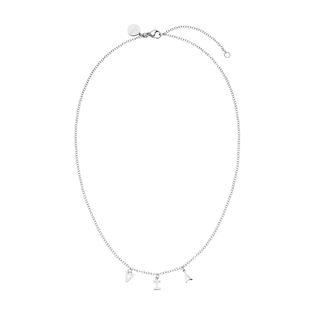 Silberne Kette mit Buchstabenanhängern, elegant und modern, von PURELEI.
