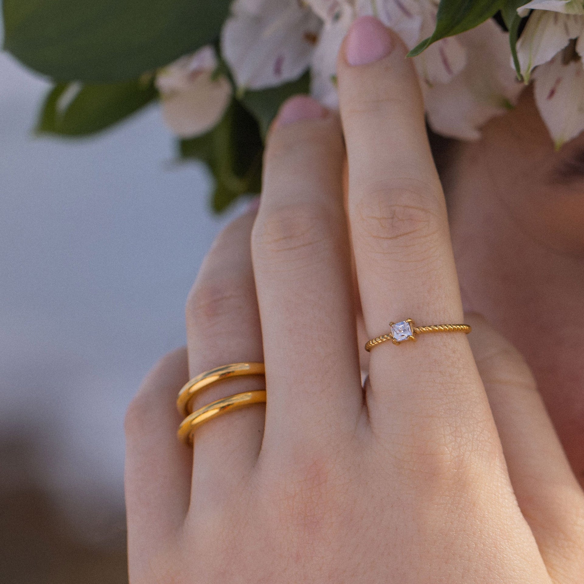 Precious Fine Ring von PURELEI: zierlicher goldener Ring mit gedrehtem Band und weißem Zirkonia, elegant und nickelfrei.