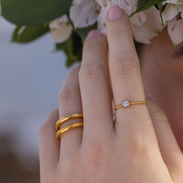 Precious Fine Ring von PURELEI: zierlicher goldener Ring mit gedrehtem Band und weißem Zirkonia, elegant und nickelfrei.