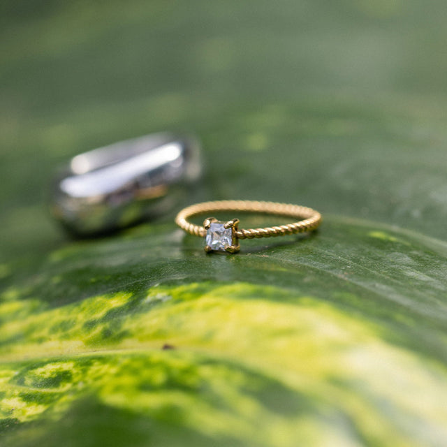 Precious Fine Ring von PURELEI, gedrehtes 18K Goldband mit weißem Zirkonia auf natürlichem Blatt, fein und elegant