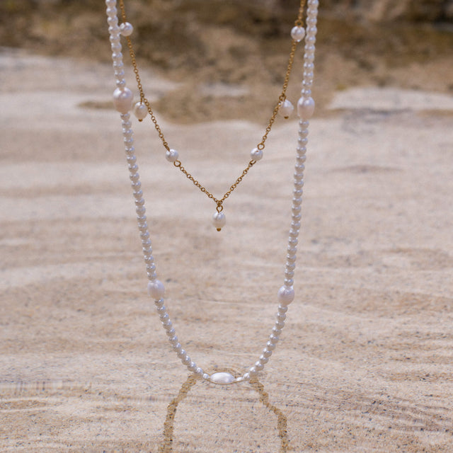 Elegante Glace Kette von PURELEI mit Perlenmix und vergoldeter Kette, inspiriert von tropischer Leichtigkeit am Strand.