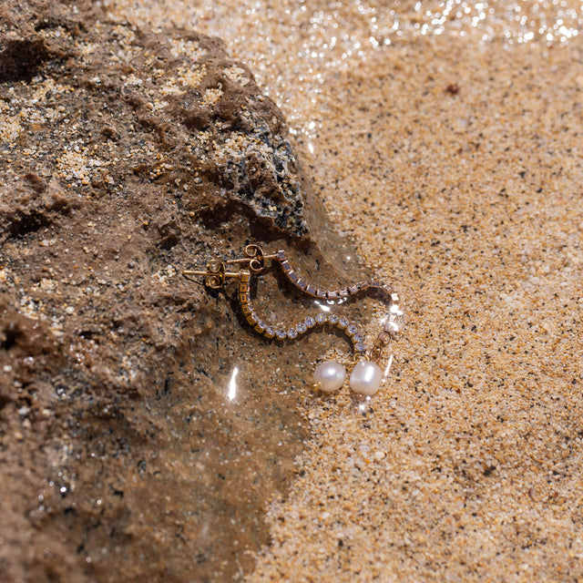 PURELEI Shimmering Pearl Ohrringe in Gold mit Perlen und Strasssteinchen, am Sandstrand, elegant und feminin