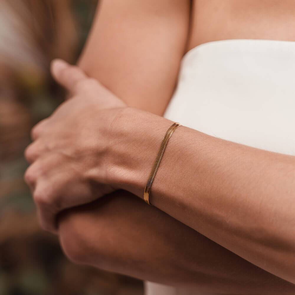 I'lalo Armband aus goldvergoldetem Edelstahl elegant am Handgelenk, PURELEI Schmuck mit islandinspirierter Leichtigkeit