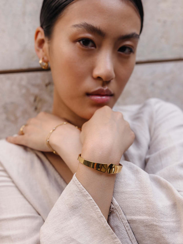 Roségoldenes Armband mit elegantem Design, getragen am Handgelenk, PURELEI.