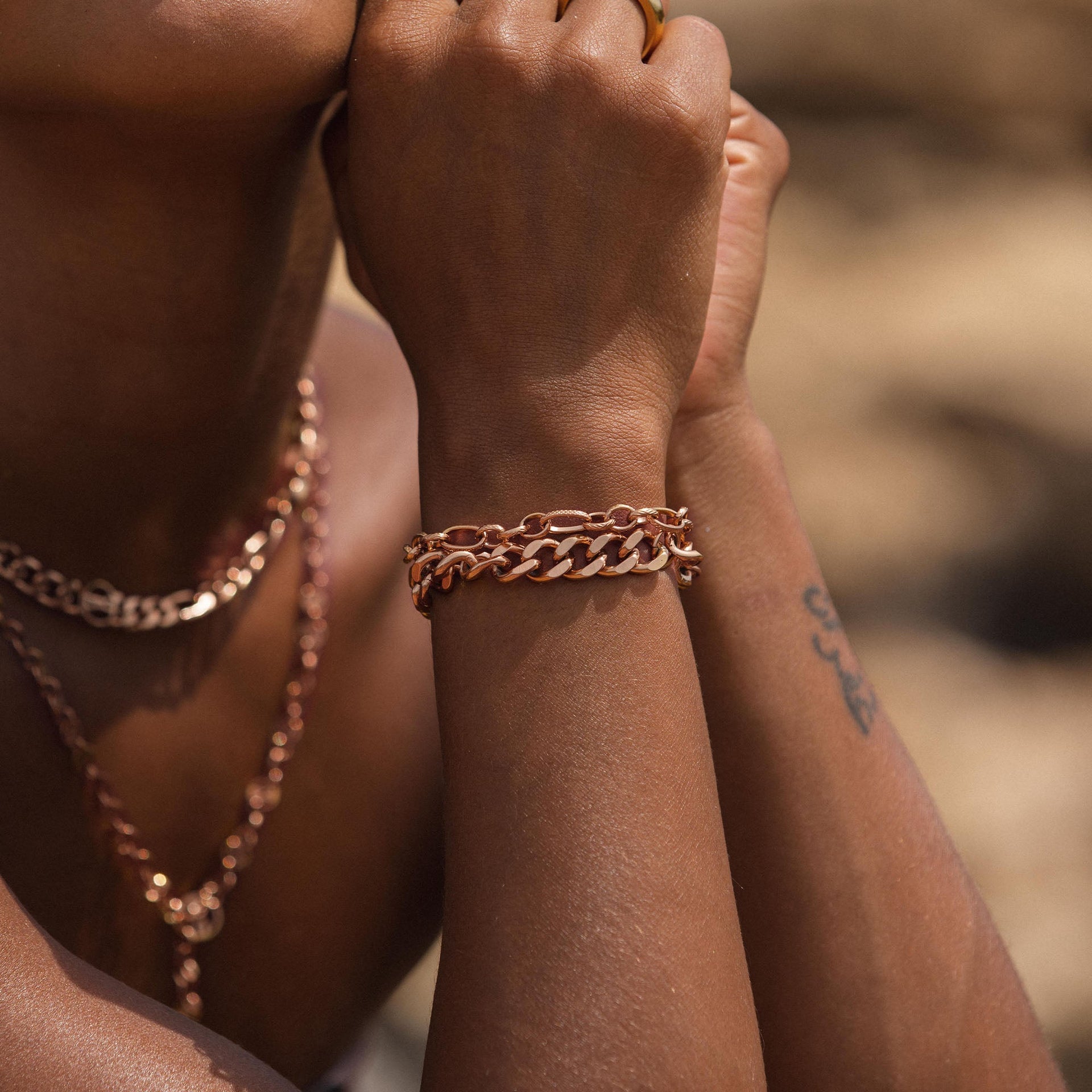 PURELEI Fashion Show Armband in Roségold, verstellbar und leicht am Handgelenk, elegant und zeitlos getragen.