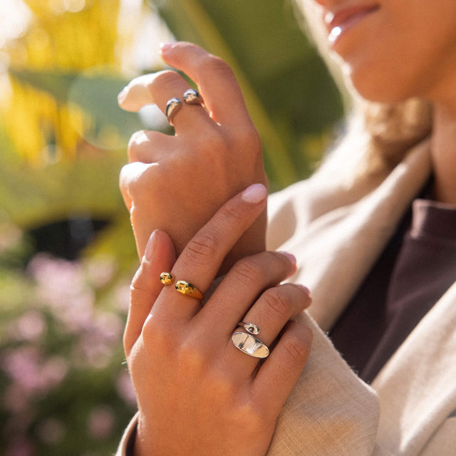 Gold- und Silberringe von PURELEI, elegant und modern, in warmem Licht getragen.
