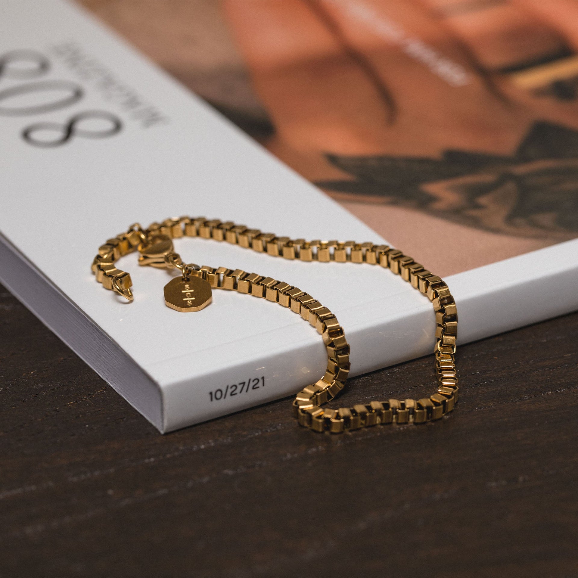 PURELEI Solidarity Armband aus 18K vergoldetem Edelstahl, elegant auf Buch liegend, zeitlos und feminin.