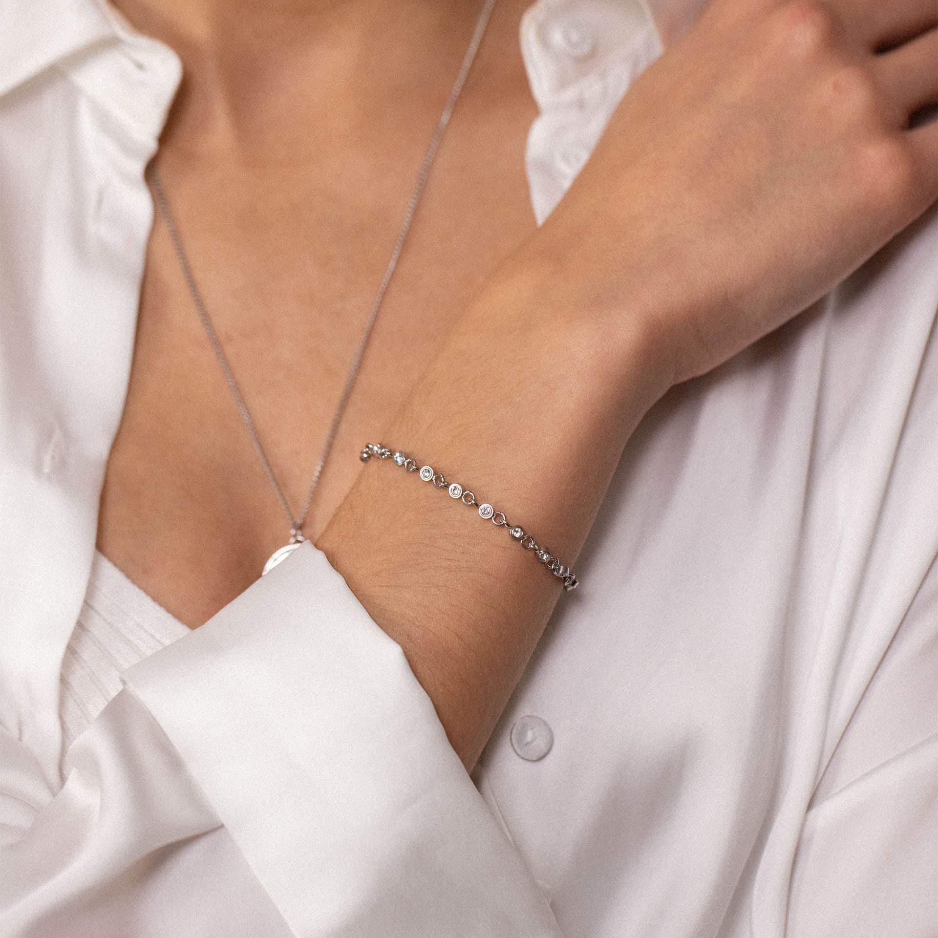 Silbernes Armband mit funkelnden Steinen, elegant am Handgelenk getragen, PURELEI.