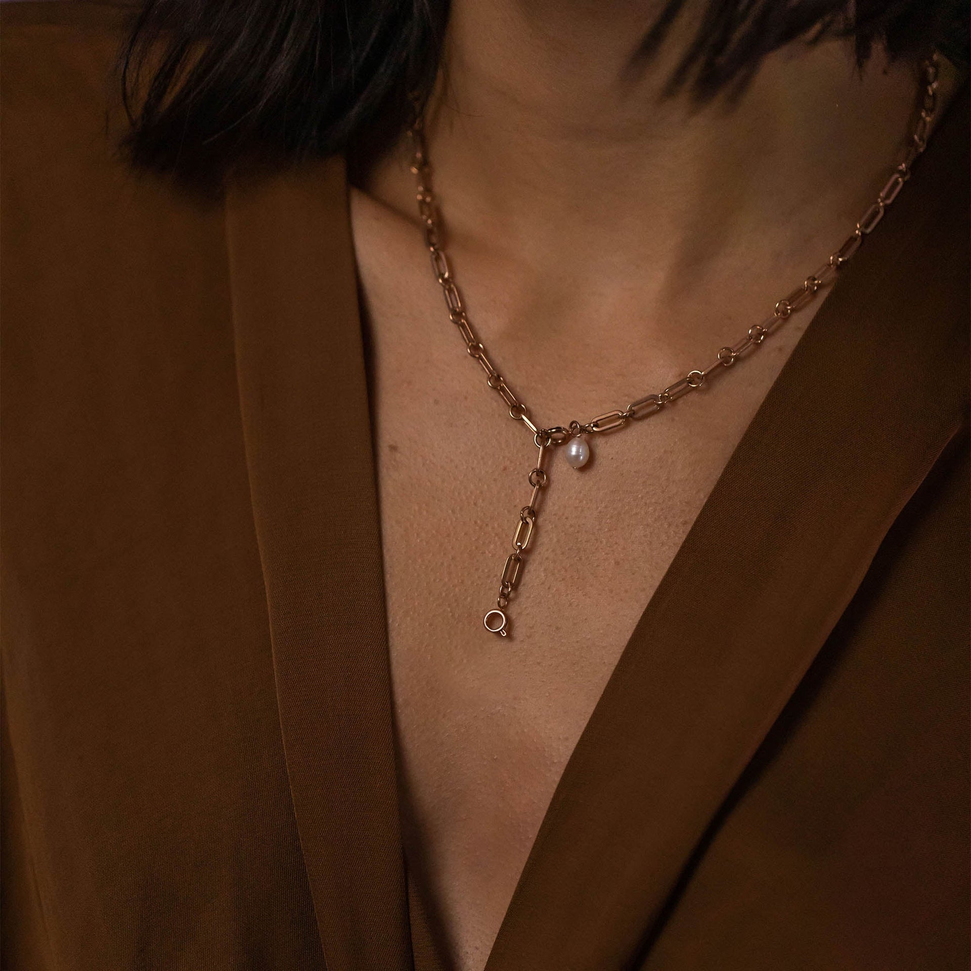 Goldene Kette mit Mondanhänger, elegant und feminin, getragen von PURELEI.