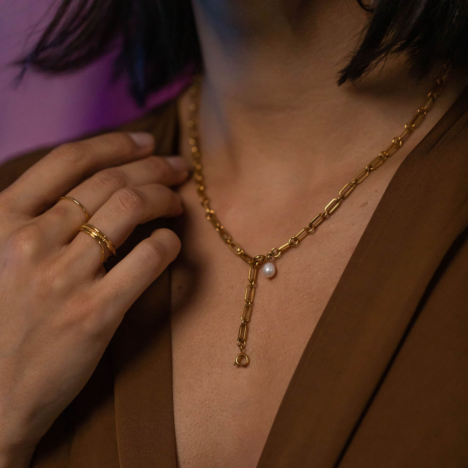 Goldene Kette mit minimalistischen Anhängern, getragen von einer Frau, PURELEI.