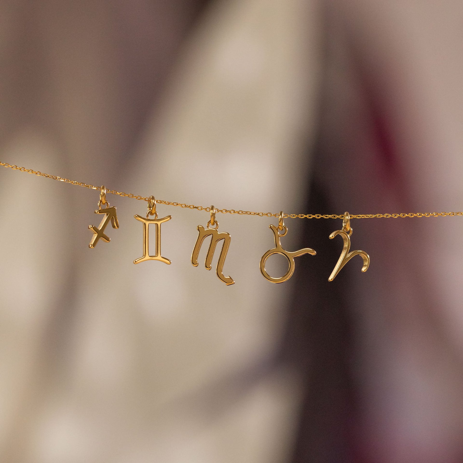 Stier Zodiac Charm aus 18K vergoldetem Edelstahl, filigran und elegant, pure femininer Schmuck von PURELEI.