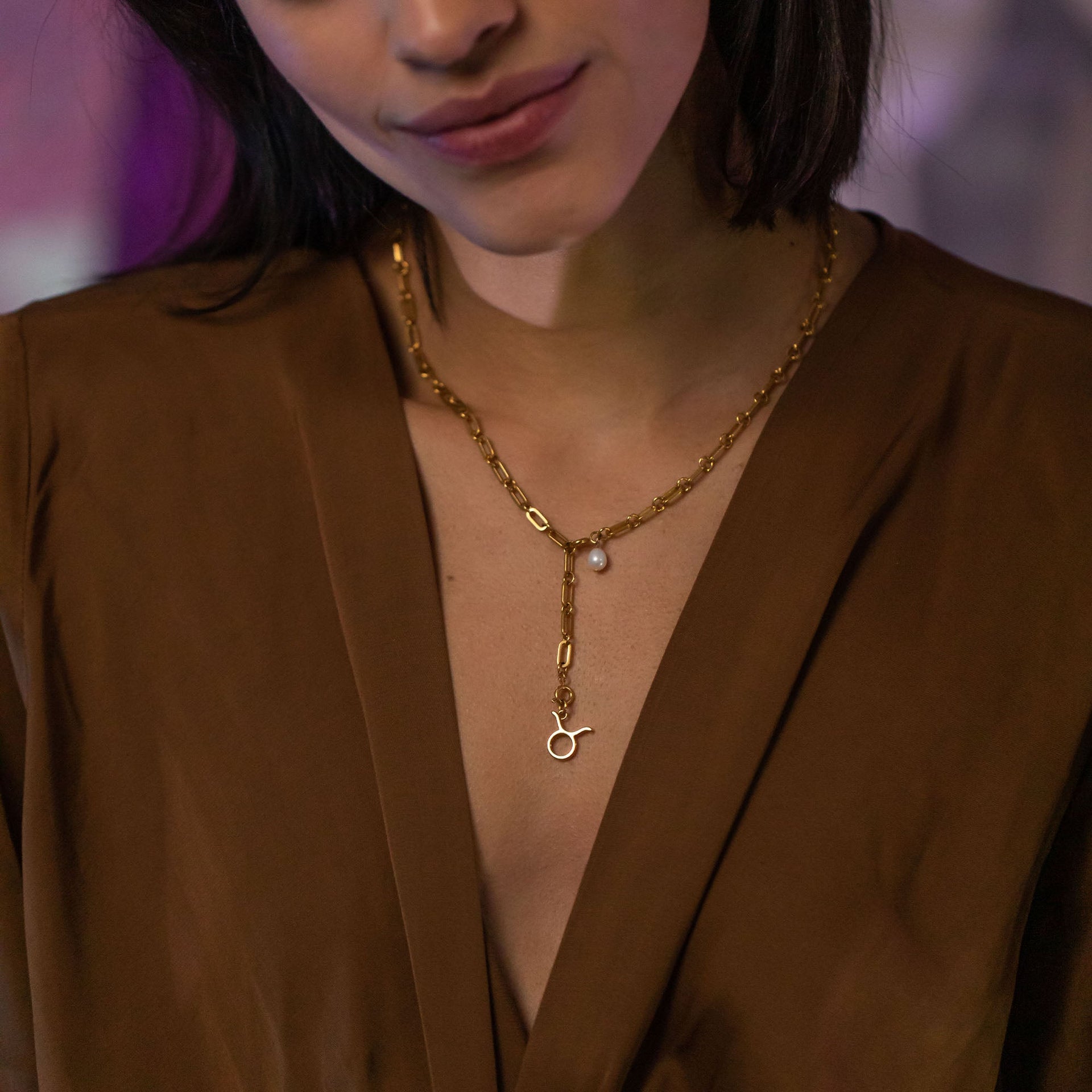 Stier Zodiac Charm aus 18K vergoldetem Edelstahl mit Perle, elegant getragen, pure Femininität von PURELEI.