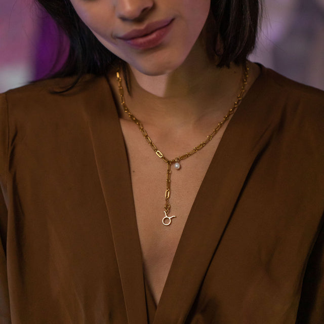 Stier Zodiac Charm aus 18K vergoldetem Edelstahl mit Perle, elegant getragen, pure Femininität von PURELEI.